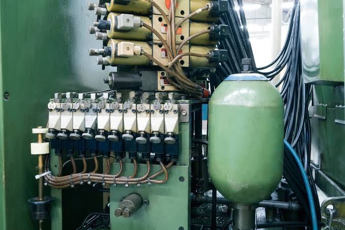 Do Hydraulic Accumulators Affect Hydraulic Energy Storage?